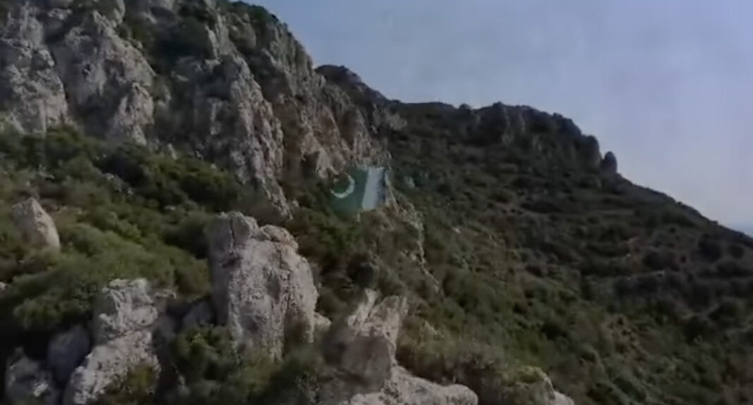 ΕΛΛΑΣ ΕΑΛΩ!!! Εθνικός κίνδυνος!!! Εικόνες-σοκ: Ύψωσαν πακιστανικές σημαίες στη Λακωνία! – Η ανίκανη κυβέρνηση αφήνει τους ισλαμιστές να αλωνίζουν